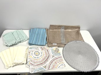 18 Pc Table Linen Lot - 10 Napkins, 7 Placemats, 1 Runner