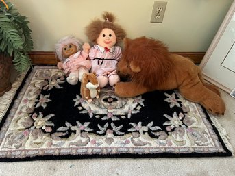 2B/ 5pcs - Throw Rug, Stuffed Lion And Doll Lot