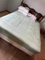 2BR/ Lovely Queen Vintage Wood Headboard, Frame, Mattress, Box Spring & Queen Egyptian Cotton Bedding