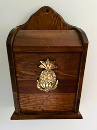 2BR/ Vintage Wall Mount Wood Lift Top Mailbox W Gold Colored Pineapple On Front