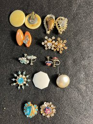 K/ Bag - Vintage Assorted Clip And Screw Back Earrings And 2 Brooches/Pins