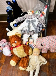 1B/ Basket & Loose - Assorted Dolls Vintage And New: Cabbage Patch, Annalee Etc