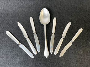 E/ 7 Pcs - 1 Table Spoon & 6 Small Butter - Cheese Knives - Unmarked