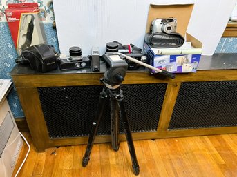 DR/ 7pcs - Assorted Cameras And Accessories: Minolta, Komura, Pentax Etc