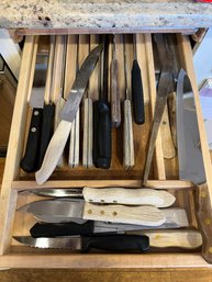 K/ Drawer Of Assorted Knives - Bread, Carving, Steak, Chopping, Paring...etc