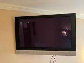 3B/ Panasonic Viera Wall Mounted 40' Flat Screen TV