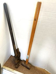 RER/CR42 - 2pcs: Vintage Pipe Wrench And 8lb Sledge Hammer