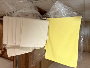 C/ 13pcs - Beautiful Cream Color Linen Napkins And A Yellow Table Runner