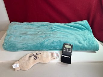 C/ 3pcs - Bedtime Bundle: Travel Alarm Clock, Super Soft Eye Mast And Blanket