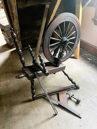 B/ Vintage Wooden Spinning Wheel