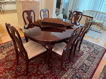 DR/ 11pcs - Beautiful Classic Thomasville Cherry Dining Table, 6 Chairs, 2 Leaves, 4 Pads