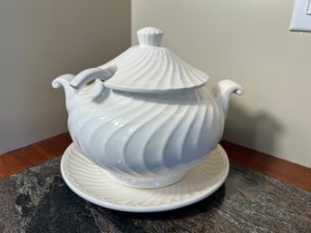 SR/ 3pcs - Pretty White Swirl Patterned Soup Tureen With Ladle, Lid And Plate