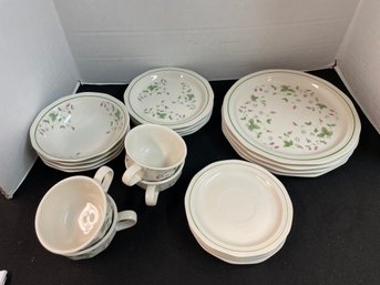 AN/CR151 20pcs - Mount Clemons Pottery 'Wild Berry' Dinnerware With Dainty Berry Print