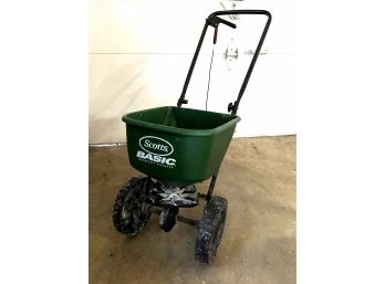 G / Scott's Basic Lawn Spreader Green