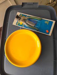 Rubbermaid Yellow Salad Plates With Hand Held Pick