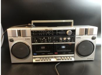Sanyo 2 Way Speaker System  Boom Box Radio/ Cassette