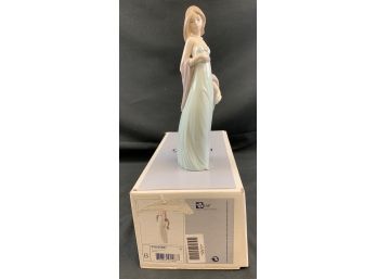 Lladro 5487 Ingenue Young Woman Figurine