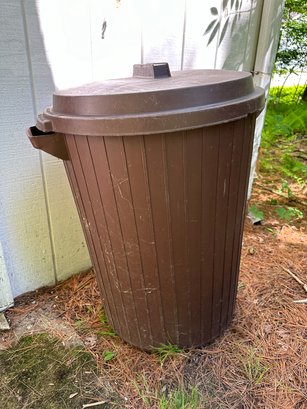 Lot 394SHED - Large Outdoor Rubbermaid Brown Trash Rubbish Barrel With Cover
