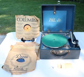 Lot 257 A - Antique Pal Jr. Portable Hand Crank Record Player Turntable With 4 - 78 Records And Extra Needles