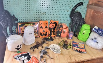 Lot 228G - Decorative Halloween Lot - 17 Pieces - BOO!