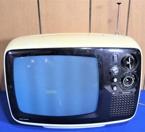 Lot 285B - Retro Panasonic 1975 TR-542U Atomic Space Age TV - Works!