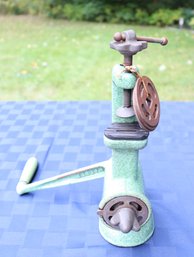 Lot 222 - Antique Rare 1930s Harper Green Enameled Hand Crank Meat Grinder - Farmhouse Decor