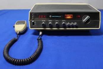 Lot 119- Motorola Police & Fire Short Wave 40 Channel Transceiver Radio - Original Mic - T4025A - Powers Up!