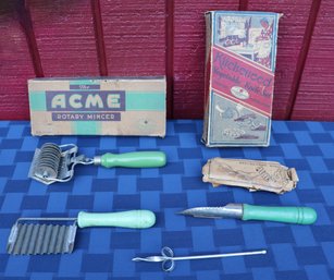 Lot 267 - 1930/40s Green Wood Handle New Old Stock Rotary Mincer & Kitchen Vegetable Knife Set