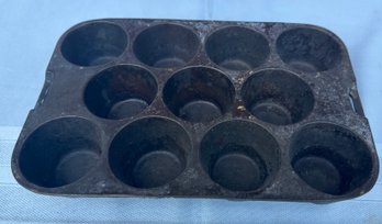 Lot 302 - Wagnor Ware Cast Iron Muffin 11 Cup Cupcake Popover Pan - Antique Primitive Bakeware