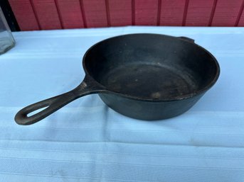 Lot 314 - Cast Iron Chicken Fryer Pan Dutch Oven Lodge 80F - Vintage Cookware - Farmhouse Kitchen