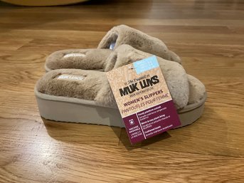 Lot 62SES- NEW Muk Luks Tan Fuzzy Platform Slippers Small Womens 5 6 - Christmas Gift