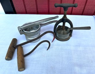 Lot 358 - Antique Cast Iron Meat Juicer Press With Primitive Hay Bale Ice Hooks - Farmhouse Decor