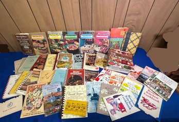 Lot 572B - Awesome Lot Of Vintage Cookbooks And Pamphlets - Taste Of Home Large Binder