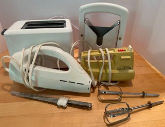 Lot 203 - 4 Kitchen Appliances - Bagel Slicer, Toaster, Electric Carving Knife, General Electric Hand Mixer