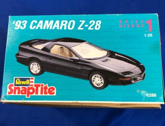 Lot 423 - Camaro 1993 Z-28 Renell 1:25 Snap-Titel Model Kit 6288 - No Glue Required
