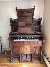 Lot 411- Magnificent Antique Organ - Packard Organs #39048 - Circa Late 1800s