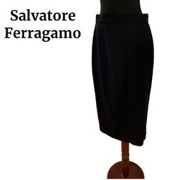 Lot 76- Designer Salvatore Ferragamo Black Wool Skirt Size 46 8?