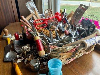 Lot 442- BIG Kitchen Utensil Gadget Lot - Useful!