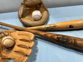 Lot 390 - Signed Bernie Carbo Baseball 1975 Red Sox Baseball Wood Bats Mit Gloves Louisville Slugger 1992 R206