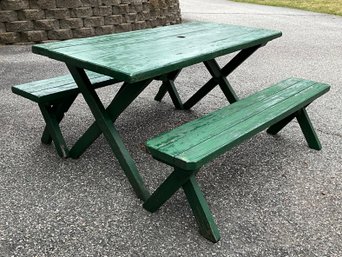 Lot 20- Very Nice! Green Pic Nic Table With 2 Picnic Bench Seats - Outdoor Set