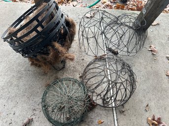 Lot 632 - Hanging Wire Baskets Planter Pots - Gardening - Lot Of 15