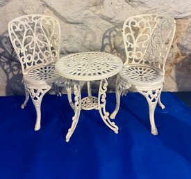 Lot 86 - Cute Doll Sized Enamel Cast Iron Decorative Bistro Table And Chairs Set