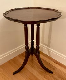 Lot 572- LOVELY! Vintage Mahogany Round Pedestal Table