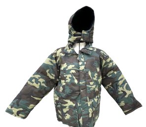 Lot 358- Caliber Sportsmans Apparel Woodland CAMO Camoflauge Winter Coat - Heavy - Puffy - Size L Large