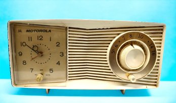 Lot 114- MCM 1960s Motorola White Clock - AM Radio Model C15WK - 5 Tubes