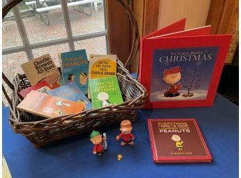 Lot 229- Charlie Brown Peanuts Snoopy Vintage Books 1968 (7) Figures & Christmas Book - Charles Schultz