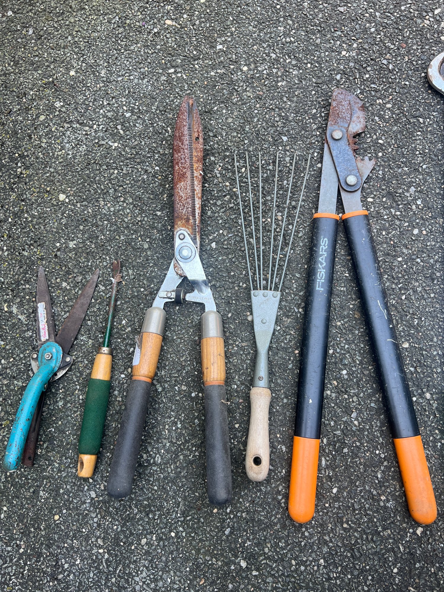 Assorted Lot Of Gardening Tools- 7 Pieces #106742 | Auctionninja.com