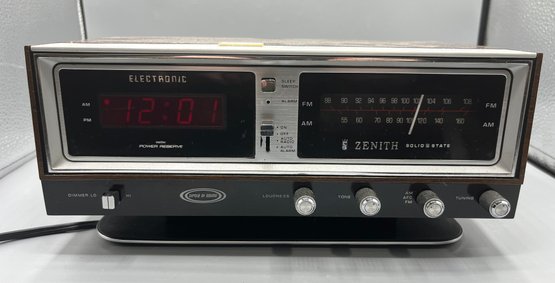 Vintage Zenith AM/FM Alarm Clock Radio - Model