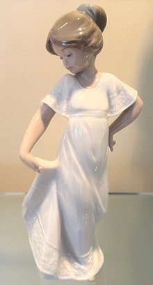 Nao By Lladro 'How Pretty' Porcelain Figurine