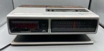 Vintage Zenith AM/FM Radio Alarm Clock - Model R476
